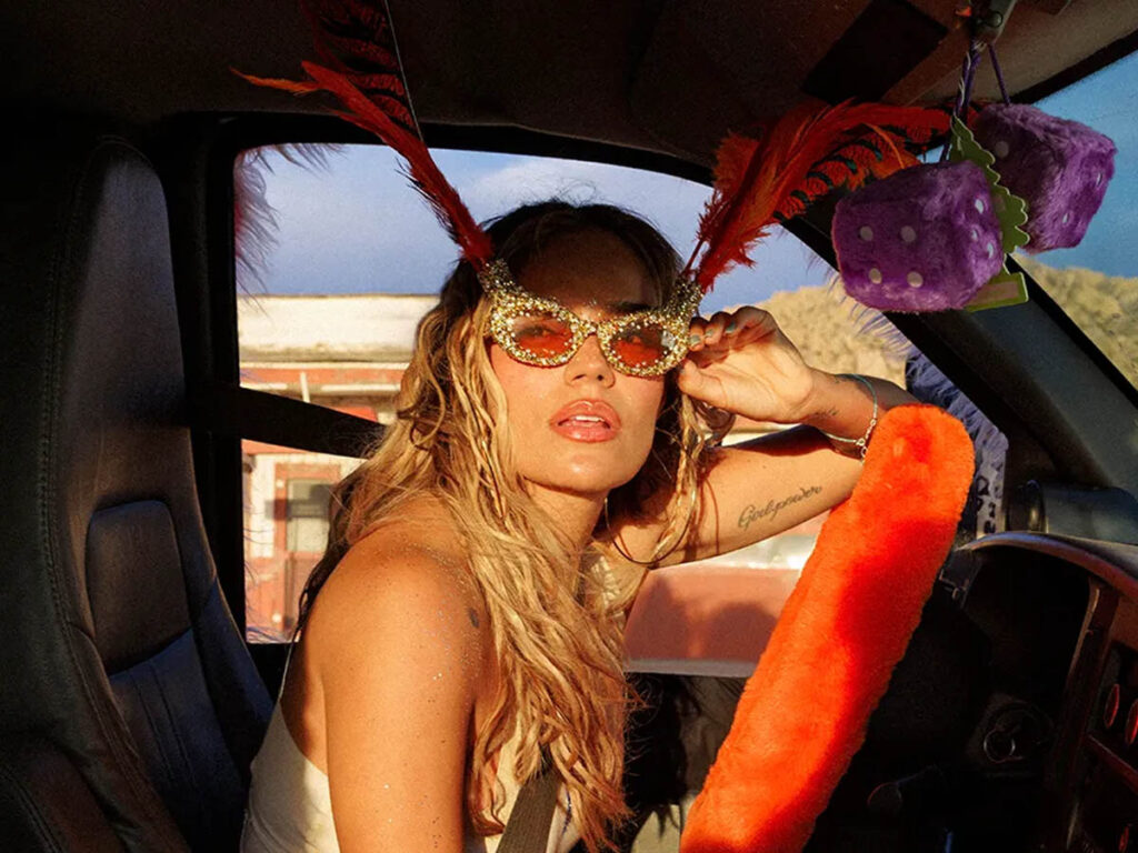 Karol G promocionando su nuevo Tropi Tour en redes sociales 2026